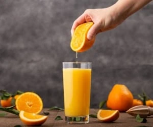 نوشیدن آب میوه