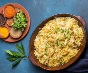  طرز تهیه گشنیز پلو با مرغ زعفرانی مجلسی؛ خوشمزه فوری 