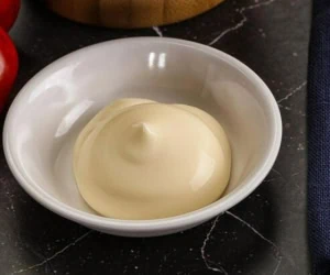  طرز تهیه سس مایونز بدون تخم مرغ؛ خونگی و فوری 