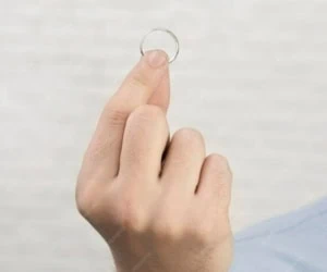 انگشتر در انگشت اشاره