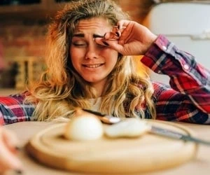  چرا موقع پوست کندن و خورد کردن پیاز گریه می کنیم؟ 