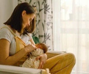 بيدار كردن نوزاد براي شيردهی
