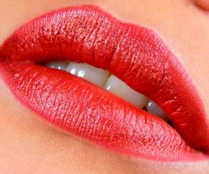 قرمز کردن لب