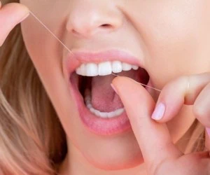  استفاده این شکلی از نخ دندان اشتباهه 
