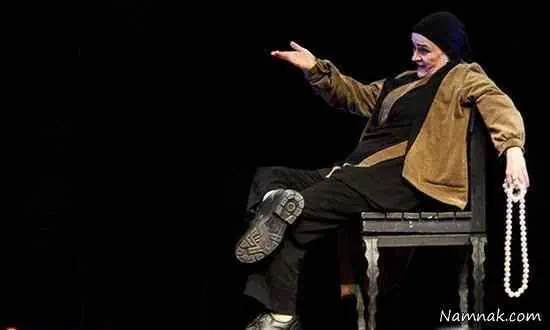 گلاب آدینه در حال بازی در نمایش سیندرلا
