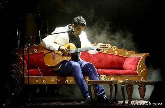 احسان خواجه امیری در حال نواختن گیتار