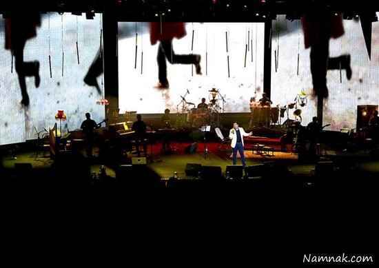 احسان خواجه امیری در حال اجرای کنسرت در میان هوادارانش