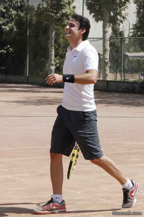امیرعلی دانایی در حال بازی تنیس