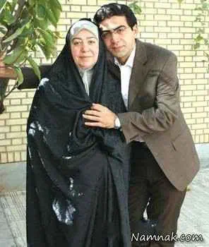 فرزاد حسنی در کنار مادرش