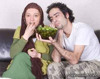 سحر ولدبیگی در کنار همسرش در حال خوردن گوجه سبز