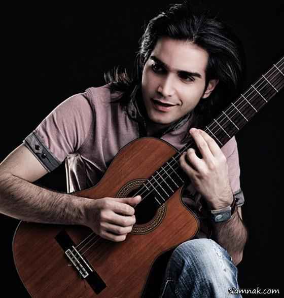 محسن یگانه در حال گیتار زدن