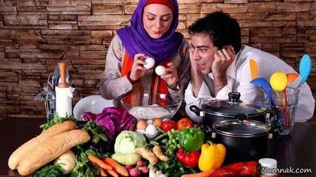 نیما فلاح و همسرش در حال آشپزی