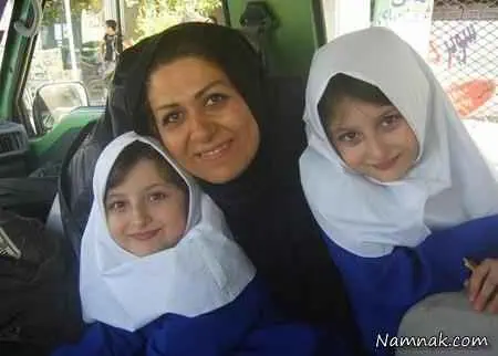 سارا و نیکا در کنار مادرشان