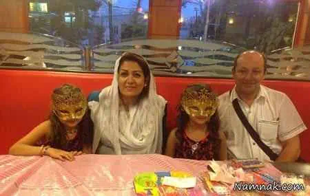 سارا و نیکا در کنار پدر و مادرشان