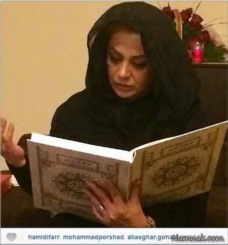 نسرین مقانلو در حال قرآن خواندن