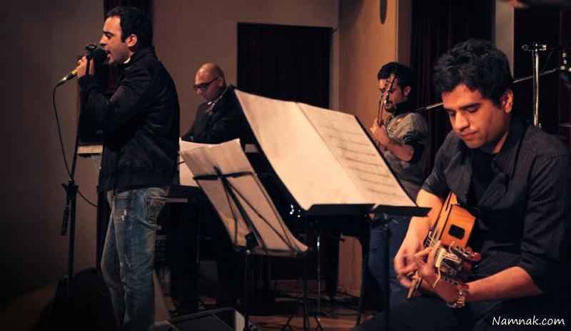 محمد زارع در حال اجرای کنسرت