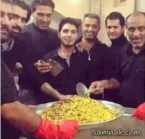 سیاوش خیرابی و عابدزاده در حال کشیدن غذای نذری