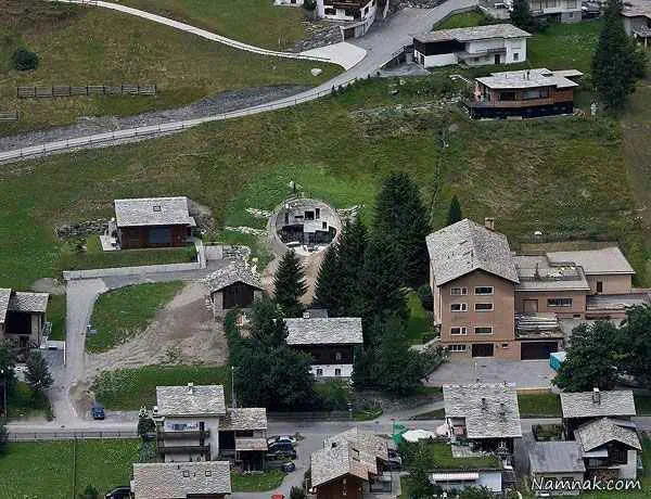 ساختمانی در زیر تپه