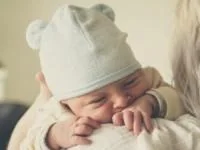 گرفتن آروغ نوزاد