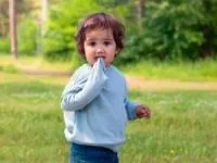 جویدن لباس توسط کودک