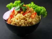 نودل مرغ و سبزیجات