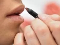 رژ لب زدن