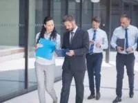 نحوه برخورد با کارمند خانم