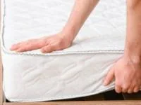 خوابیدن روی تشک کهنه و قدیمی