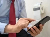 استفاده از موبایل در دستشویی