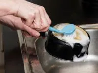 تميز كردن پشت قابلمه تفلون و چدنی