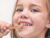 علت تغییر رنگ دندان کودک