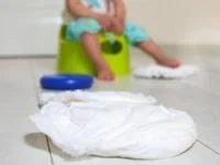 ایستاده ادرار کودک