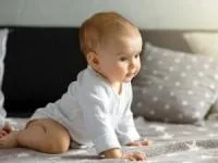 چهار دست و پا رفتن کودک