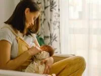 بيدار كردن نوزاد براي شيردهی