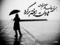 دختری چتر به دست در کنار ساحل