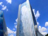 آبشار روی آسمان خراش