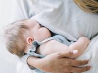 بيدار كردن نوزاد براي شيردهی