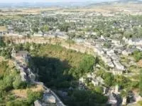 روستایی بر گوشه گودال بزرگ