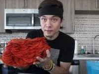 چالش خوردن پپرونی