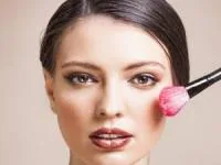 رژگونه زدن