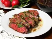 استیک گوساله با سس سبزیجات مخصوص