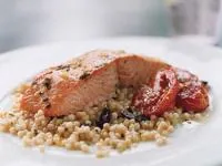خوراک ماهی سالمون با جو و روغن پونه