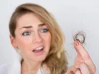 دلایل ریزش مو در زنان