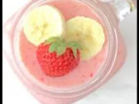 اسموتی موز و توت فرنگی