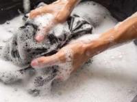 شستن لباس با دست