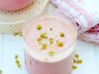 اسموتی توت‌ فرنگی و بابونه