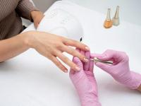 کاشت ناخن و مژه