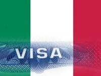 طرح ویزای ایتالیا با پس‌زمینه پرچم ایتالیا، نمادی از درخواست ویزای توریستی و شینگن