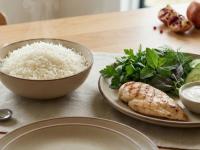 چیدمان یک وعده غذایی متعادل ایرانی با برنج ، برای نمایش مفهوم مصرف درست برنج