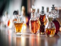 فرق ادوتویلت و ادوپرفیوم چیست؟ مقایسه ماندگاری، غلظت و رایحه